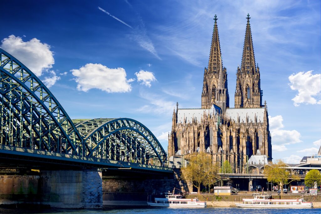 Koelner Dom und Hohenzollernbruecke im Panorama vom Rhein | Escort Service Köln